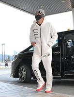 　白のジャージー姿で名護入りした新庄監督（撮影・伊藤笙子）