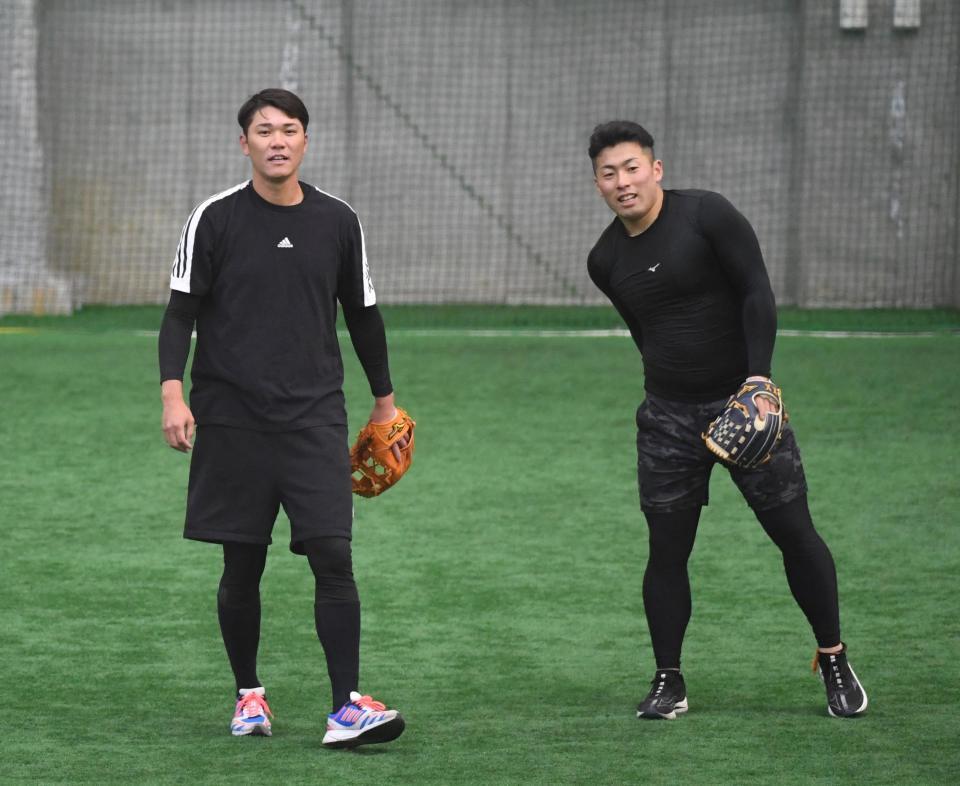 　浅野（右）と一緒にノックを受ける坂本（撮影・佐藤厚）