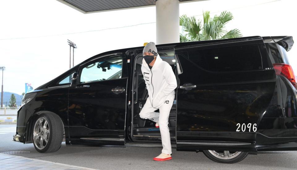 　白のジャージー姿で名護入りした新庄監督（撮影・伊藤笙子）