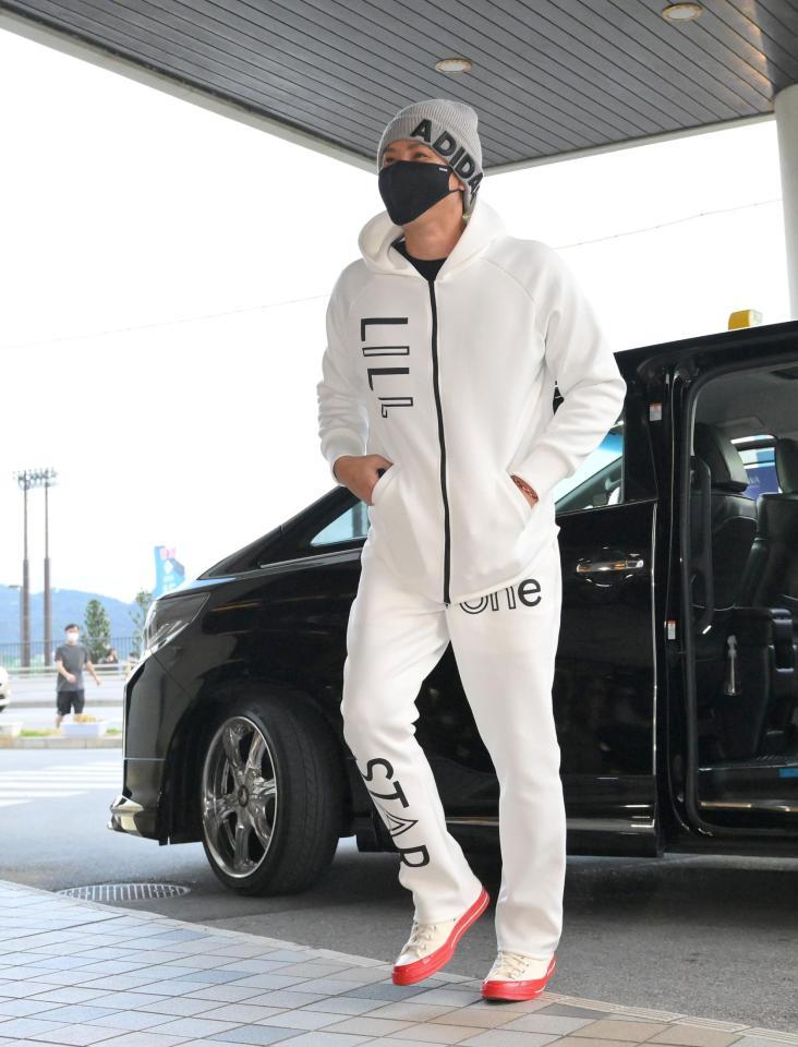 　白のジャージー姿で名護入りした新庄監督（撮影・伊藤笙子）