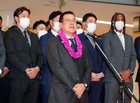 　宮崎空港に到着し、セレモニーであいさつする巨人・原監督＝宮崎空港