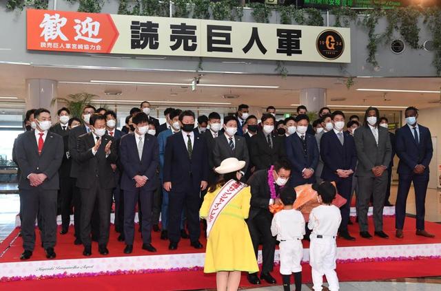 【写真】宮崎空港に多くの報道陣とファンが駆けつけ歓迎される巨人軍