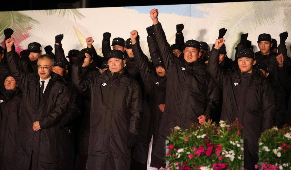 キャンプを前に気炎をあげる中嶋監督（前列左から２人目）らオリックスナイン（撮影・坂部計介）