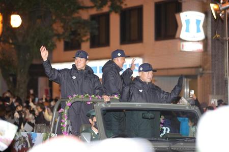 沿道のファンに手をふる中嶋監督、山本、杉本