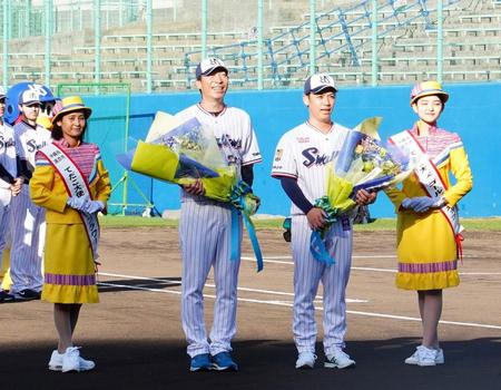 　歓迎式で笑顔を見せる高津監督（中央左）と小川（同右）＝撮影・高石航平