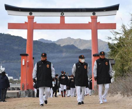 　青島神社に参拝する（左から）中田、丸、坂本（撮影・佐々木彰尚）