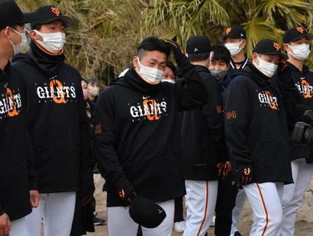 　青島神社に参拝する浅野（中央）＝撮影・佐々木彰尚