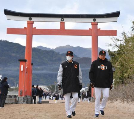 　青島神社に参拝する小林（左）と菅野（撮影・佐々木彰尚）