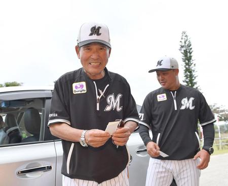 　キャンプ初日を終えて引き揚げる臨時打撃コーチの内田順三氏（左）と１軍打撃コーチの村田氏