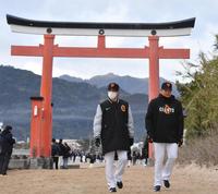 　青島神社に参拝する小林（左）と菅野（撮影・佐々木彰尚）