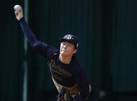 　立ち投げながらもキャンプ初日からブルペン入りした山本