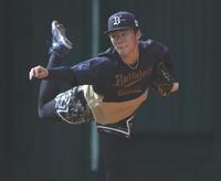 　キャンプ初日からブルペン入りした山本