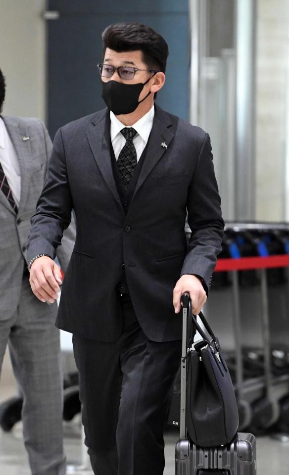 　キャンプ地の沖縄に入った三浦監督（撮影・佐藤厚）