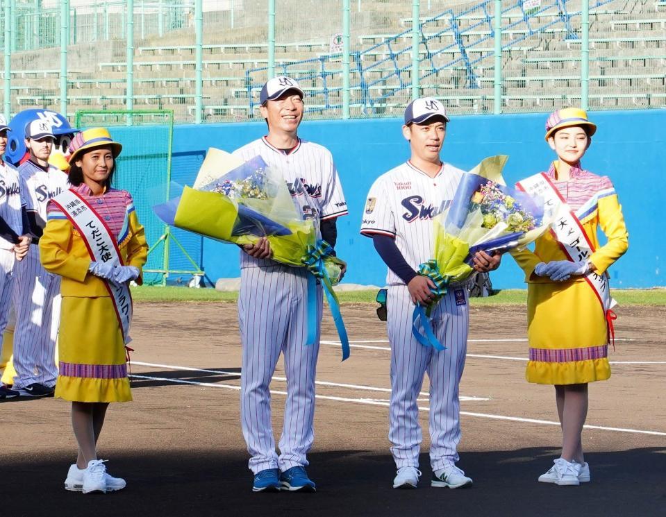 　歓迎式で笑顔を見せる高津監督（中央左）と小川（同右）＝撮影・高石航平