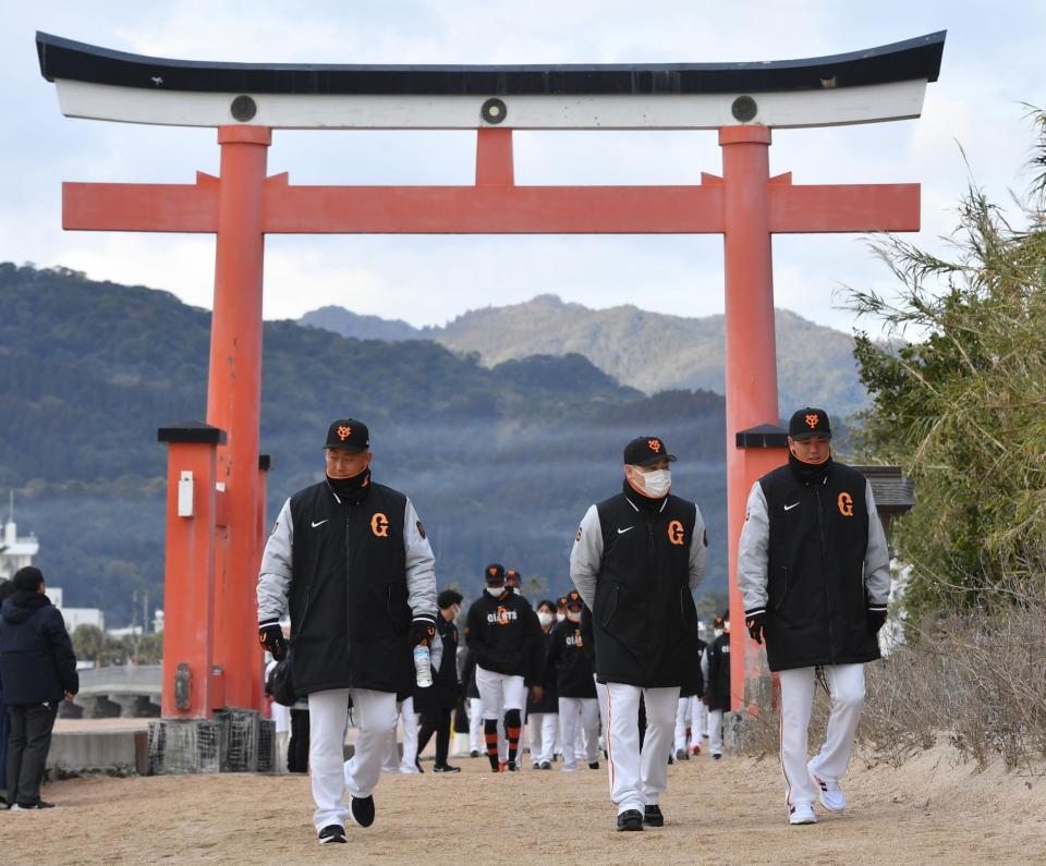 　青島神社に参拝する（左から）中田、丸、坂本（撮影・佐々木彰尚）