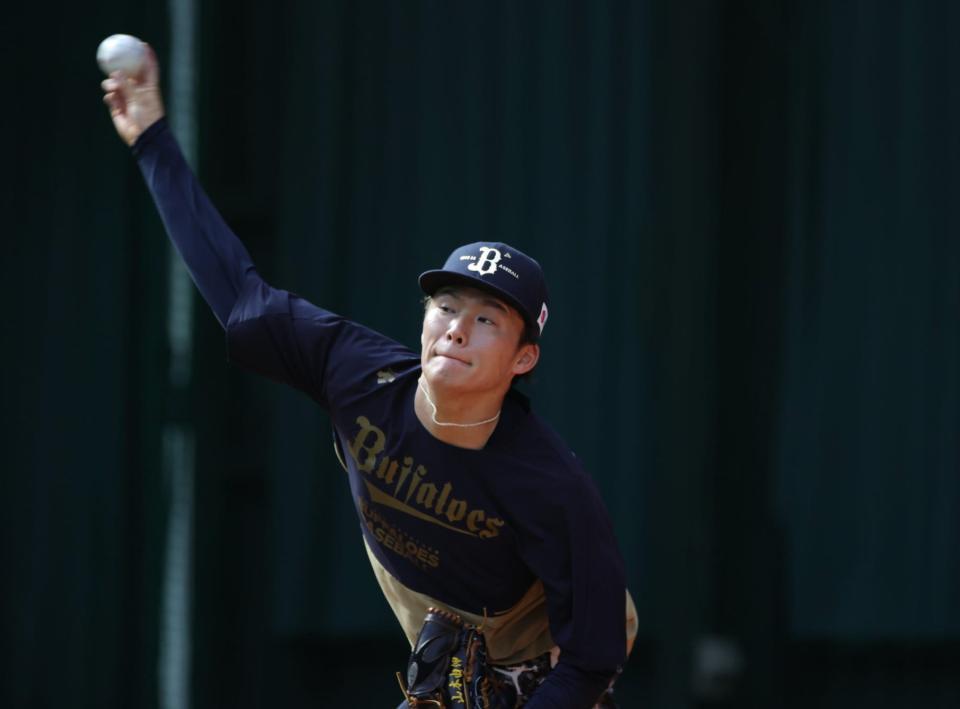 　立ち投げながらもキャンプ初日からブルペン入りした山本