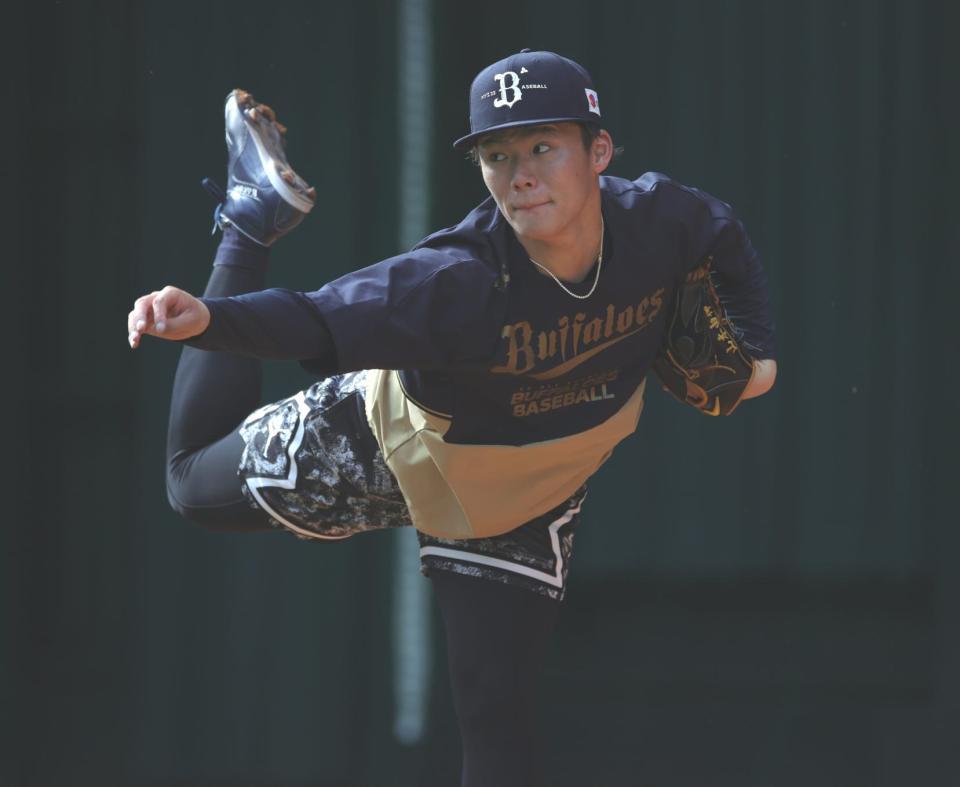 　キャンプ初日からブルペン入りした山本