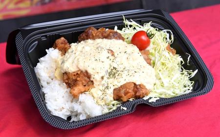 　報道陣に振る舞われた本日の“新庄ランチ”セクシータルタルソースつきチキン南蛮丼（撮影・伊藤笙子）