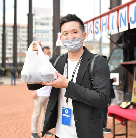 　新庄ランチをちゃっかりゲットした杉谷氏（撮影・伊藤笙子）