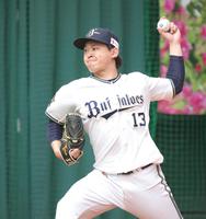 　ブルペンでＷＢＣ球を投げ込む宮城（撮影・坂部計介）