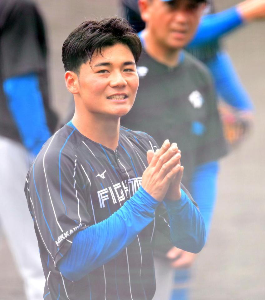 　放送席から大声で叫ぶ杉谷氏に「練習中なんで…」とわびる清宮（撮影・伊藤笙子）