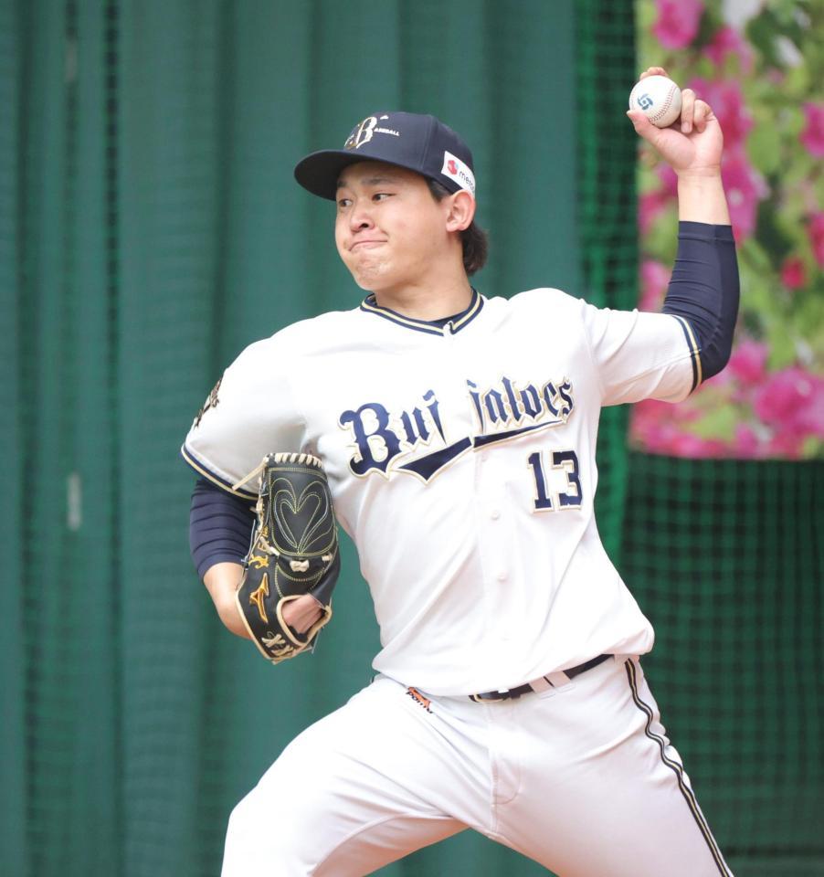 　ブルペンでＷＢＣ球を投げ込む宮城（撮影・坂部計介）