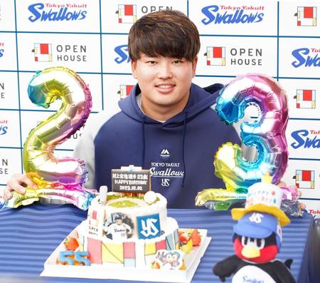 　２３歳の誕生日を迎え、バースデーケーキを前に笑顔で写真に納まる村上（撮影・高石航平）