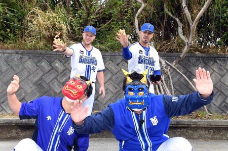 　豆まきをするソト（右）とアンバギー（撮影・佐藤厚）