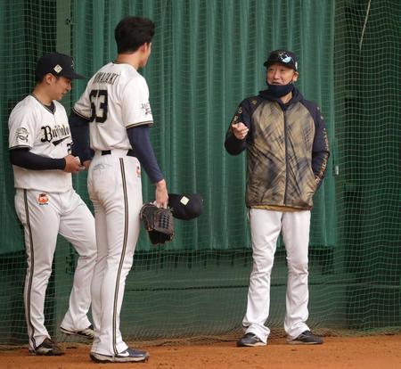 　山崎颯（６３）に声をかける中嶋監督（撮影・坂部計介）