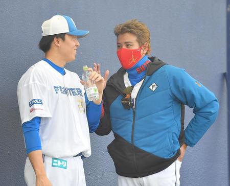 　ブルペンで田中（左）に話しかける新庄監督（撮影・伊藤笙子）