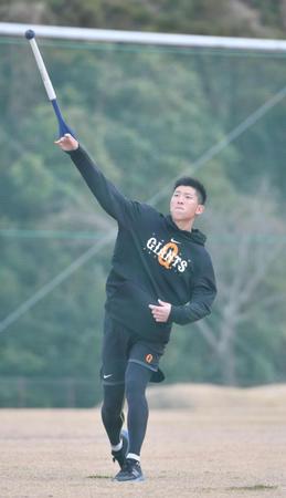 　やり投げ練習をする戸郷（撮影・佐々木彰尚）