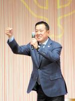 　トークショーでエアグータッチをする原監督