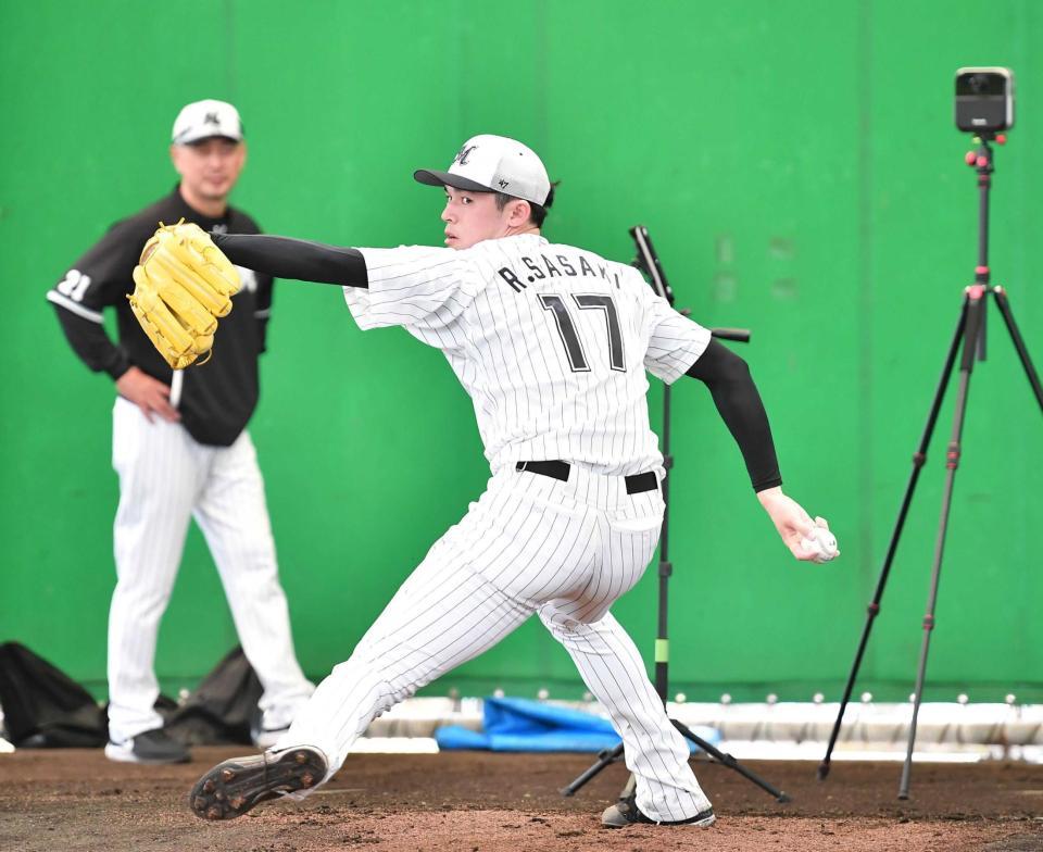 　ブルペンに入りＷＢＣ球でピッチングする佐々木朗。後方は吉井監督（撮影・開出牧）