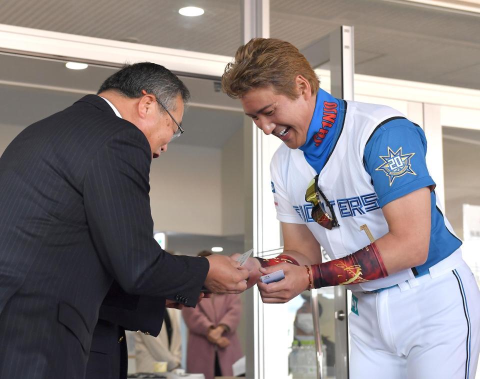 日本ハム 新庄監督が新名刺「監督 ＳＨＩＮＪＯ」を披露 報道陣