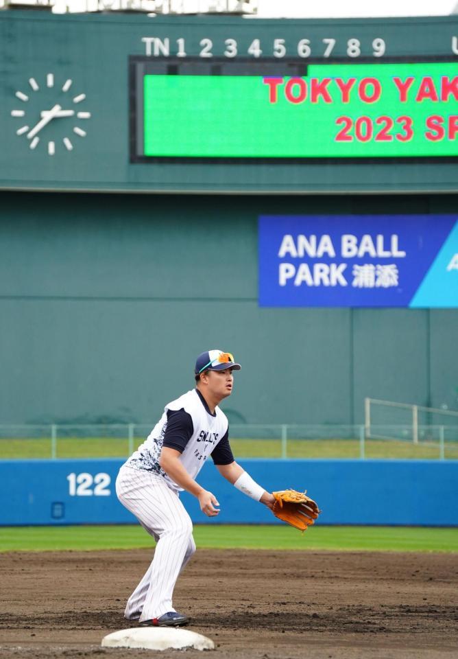 　特大弾で破壊したバックスクリーンを背にノックを受ける村上（撮影・高石航平）