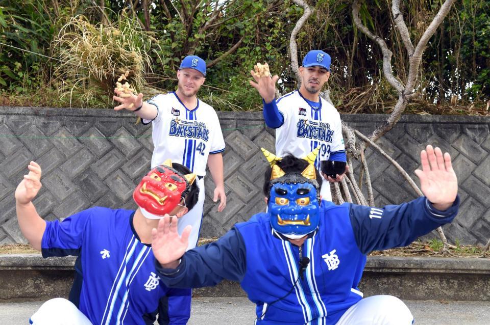 　豆まきをするソト（右）とアンバギー（撮影・佐藤厚）