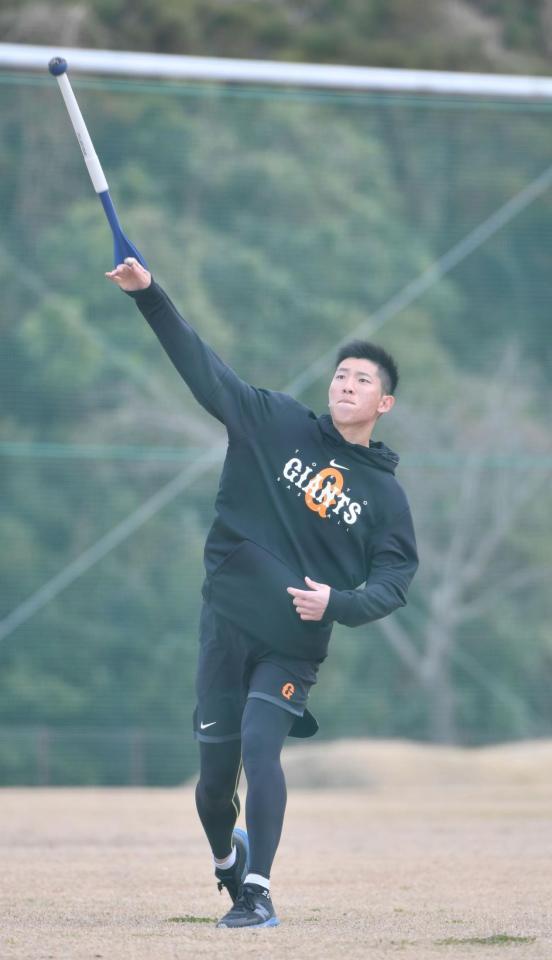 　やり投げ練習をする戸郷（撮影・佐々木彰尚）