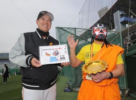 　笑顔を見せるザ・グレート・サスケ（右）と原監督