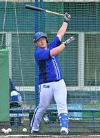 　打撃練習する牧