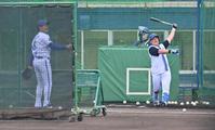 　打撃練習する牧、投手は三浦監督