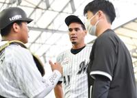 　ブルペンでピッチングを終え、通訳を介して松川（左）とピッチングについて話すカスティーヨ（撮影・開出牧）