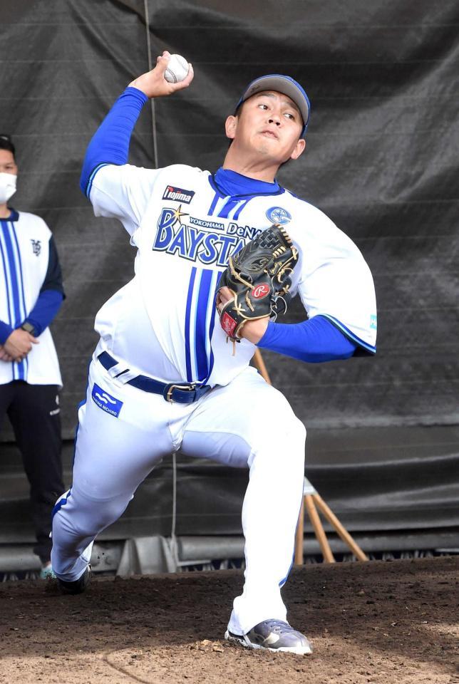 　今キャンプ２度目のブルペン入りした山崎（撮影・佐藤厚）