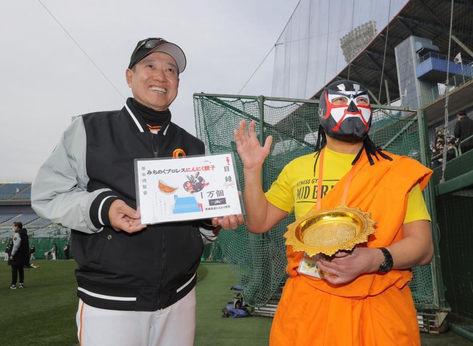 　笑顔を見せるザ・グレート・サスケ（右）と原監督