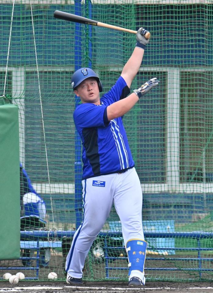 　打撃練習する牧