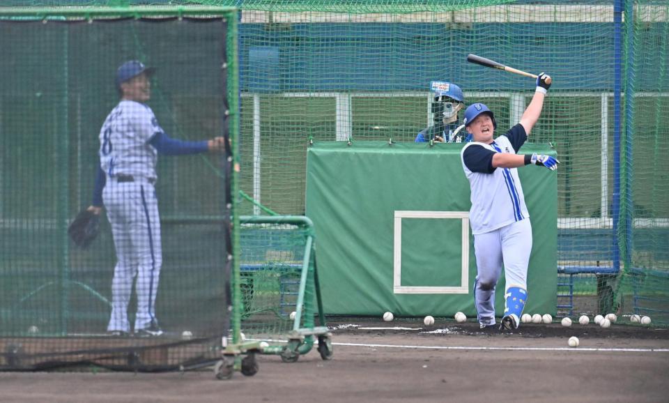 　打撃練習する牧、投手は三浦監督