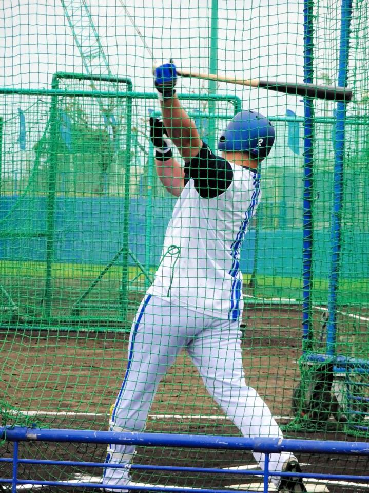 　特打で打撃投手を務めた三浦監督のボールを打ち込んだ牧