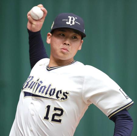 　ブルペンで１５４キロをマークした山下（撮影・坂部計介）