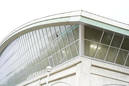 　室内練習場の壊れた窓（撮影・高石航平〉