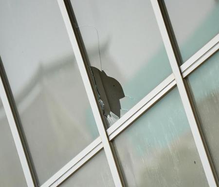 室内練習場の壊れた窓（撮影・高石航平〉