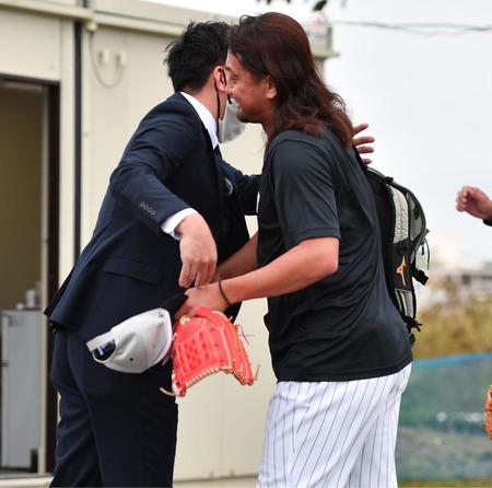 　藤川球児氏（左）と再会し抱き合う沢村（撮影・開出牧）